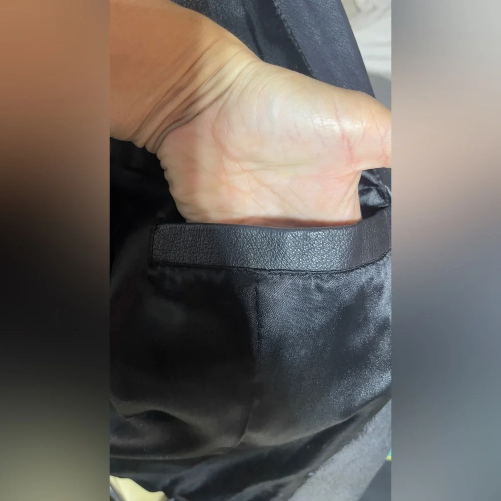 Vintage Elegant Black 💯 Leather Blazer for Women - Picture 5 of 11